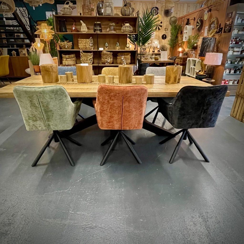 Chaises de table colorées autour d'une table en bois massif