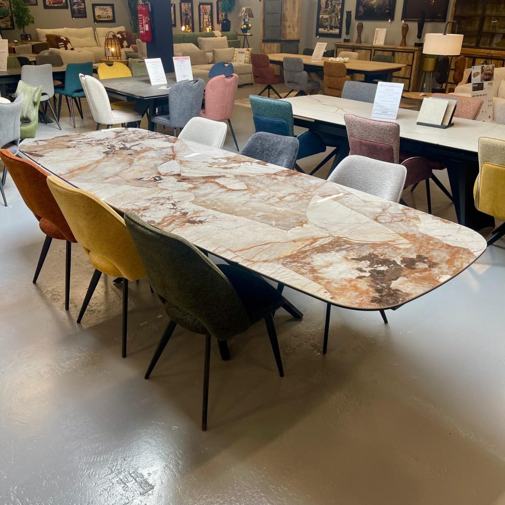 Allée du magasin Chouette Maison avec tables à manger et chaises exposées